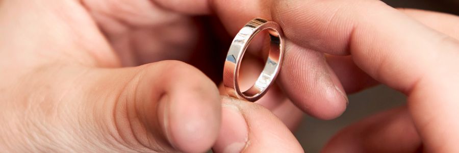 Færdiglavet skinnende ring