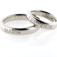 Billede af 1 par ringe, med 3 navne fræset ned i skinne (udvendig gravering) 14 kt. hvg.