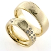 Billede af 1 par vielsesringe med afstøbning af fingeraftryk (fingeraftegning) D-ring med 23 brill. 14 kt.