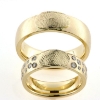 Billede af 1 par vielsesringe med afstøbning af fingeraftryk (fingeraftegning) D-ring med 23 brill. 14 kt.