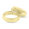 Billede af 1 par 14 kt. ringe. hjerter fræset ned i ring, isat brillant