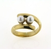 Billede af Ring forskudt m. perleskål, 2* sv. perler a 4½-5 mm. 14 kt.
