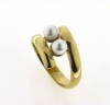 Billede af Ring forskudt m. perleskål, 2* sv. perler a 4½-5 mm. 14 kt.