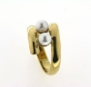 Billede af Ring forskudt m. perleskål, 2* sv. perler a 4½-5 mm. 14 kt.
