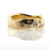 Billede af Ring organisk, barket overflade, 1 brill. a 0,06 ct. + 6 brill. a 0,04 ct.