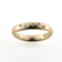 Billede af Ring bølget 5* 0,01 w/vs. i stjernedrys 14 kt. rød Billede af Ring bølget 5* 0,01 w/vs. i stjernedrys 14 kt. rød