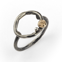 Billede af By Birdie Comet Circle ring sort rhodineret sølv m.14kt guld str. 54
