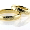 Billede af 1 par ringe, med 3 navne fræset ned i skinne (udvendig gravering) 14 kt.