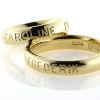 Billede af 1 par ringe, med 3 navne fræset ned i skinne (udvendig gravering) 14 kt.