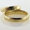 Billede af 1 par ringe, med 3 navne fræset ned i skinne (udvendig gravering) 14 kt.