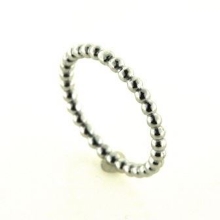 Billede af Ring kugler hele vejen rundt, br. 2,1 mm. massiv, str. -59. 14 kt. hvg. Billede af Ring kugler hele vejen rundt, br. 2,1 mm. massiv, str. -59. 14 kt. hvg.