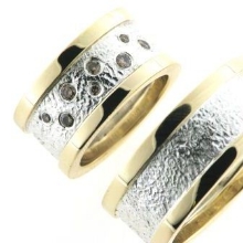 Billede af Ringe 14 kt. + 14 kt. hvg., d-ring 8 mm. med 5 brill. 2* 0,02, 2* 0,03, 1* 0,04 w/vs. herrering 10 mm. bred facon + 36 gr. (prisen er excl. guld)