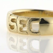 Billede af Herrering, massiv med udsavet monogram (3 bogstaver) 14 kt. Billede af Herrering, massiv med udsavet monogram (3 bogstaver) 14 kt.