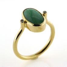 Billede af Ring med jade/jadite light og 2 brillanter 14 kt.