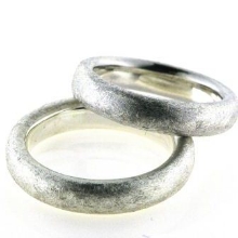 Billede af Vielses & Forlovelses ringe, syn. zirk. 4,0 mm. fattet som f.d. profil oval ca. 4,6*2,7mm 925s
