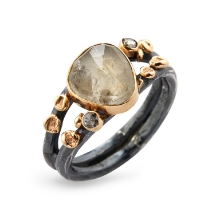 Billede af By Birdie Gili Sun Ring sort rhodineret sølv m.14kt kugler, rutilkvarts og ialt 0,20 ct diamant str. 57