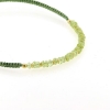 Billede af By Pind Colorful knyttet armbånd vissengrøn med peridot sten og sølv forgyldte kugler