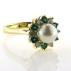 Billede af Rosetring med sv. perle 8-8½ mm., 6 brill. a 0,07 w/si 0g 6 smarg. a 0,08 ct., 14 kt. 