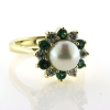 Billede af Rosetring med sv. perle 8-8½ mm., 6 brill. a 0,07 w/si 0g 6 smarg. a 0,08 ct., 14 kt. 