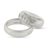 Billede af 1 par 14 kt. hvg. ringe. hjerter fræset ned i ring, isat brillant