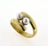 Billede af Ring forskudt m. perleskål, 2* sv. perler a 4½-5 mm. 8 kt.