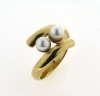 Billede af Ring forskudt m. perleskål, 2* sv. perler a 4½-5 mm. 8 kt.