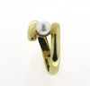 Billede af Ring forskudt m. perleskål, sv. perle 5-5½ mm. 14 kt.