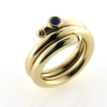 Billede af Ring spiral snoet, isat 3 mm. blå safir, 3 mm. tråd 8 kt.