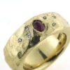 Billede af Ring organisk, barket overflade, br. 8 mm. oval rubin 4,5*3,3 mm. + 6 brill. a 0,01 ct.