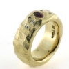 Billede af Ring organisk, barket overflade, br. 8 mm. oval rubin 4,5*3,3 mm. + 6 brill. a 0,01 ct.