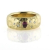 Billede af Ring organisk, barket overflade, br. 8 mm. oval rubin 4,5*3,3 mm. + 6 brill. a 0,01 ct.