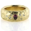 Billede af Ring organisk, barket overflade, br. 8 mm. oval rubin 4,5*3,3 mm. + 6 brill. a 0,01 ct.