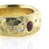 Billede af Ring organisk, barket overflade, br. 8 mm. oval rubin 4,5*3,3 mm. + 6 brill. a 0,01 ct.