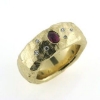 Billede af Ring organisk, barket overflade, br. 8 mm. oval rubin 4,5*3,3 mm. + 6 brill. a 0,01 ct.