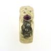 Billede af Ring organisk, barket overflade, br. 8 mm. oval rubin 4,5*3,3 mm. + 6 brill. a 0,01 ct.