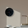 Billede af Arne Jacobsen vægur - Bankers - sort/rød/hvid - 21 cm