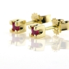 Billede af Ørestik firkantet 4 grab. fatning, ægte rubin 2* 2,5 mm. 14 kt.