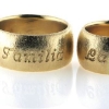 Billede af 1 par ringe, nedfræset "La Familia" 14 kt. 