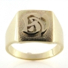 Billede af Herrering med 2 pålod. bogstaver el. monogram, massiv lukket bund, plade 17,5*15,5 mm.