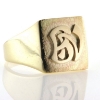 Billede af Herrering med 2 pålod. bogstaver el. monogram, massiv lukket bund, plade 17,5*15,5 mm.