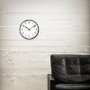 Billede af Arne Jacobsen vægur - Station - hvid/sort - 29 cm