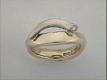 Billede af Ring 14 kt. med sidepynt i hvg. brill. 0,04 w/vs.
