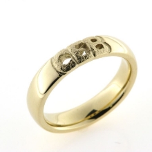 Billede af Herrering, massiv med udsavet monogram (3 bogstaver) 14 kt. Billede af Herrering, massiv med udsavet monogram (3 bogstaver) 14 kt.