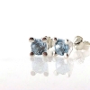 Billede af Ørestik 4 grab. fatning, 2* blå topas (sky blue) 6,0 mm. 925s.