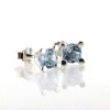 Billede af Ørestik 4 grab. fatning, 2* blå topas (sky blue) 6,0 mm. 925s.
