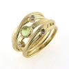 Billede af Ring med guldtråde fattet med peridot og 3 brill. 14 kt. (Trådring)