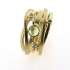 Billede af Ring med guldtråde fattet med peridot og 3 brill. 14 kt. (Trådring)