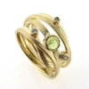 Billede af Ring med guldtråde fattet med peridot og 3 brill. 14 kt. (Trådring)