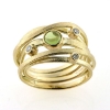 Billede af Ring med guldtråde fattet med peridot og 3 brill. 14 kt. (Trådring)