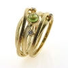 Billede af Ring med guldtråde fattet med peridot og 3 brill. 14 kt. (Trådring)